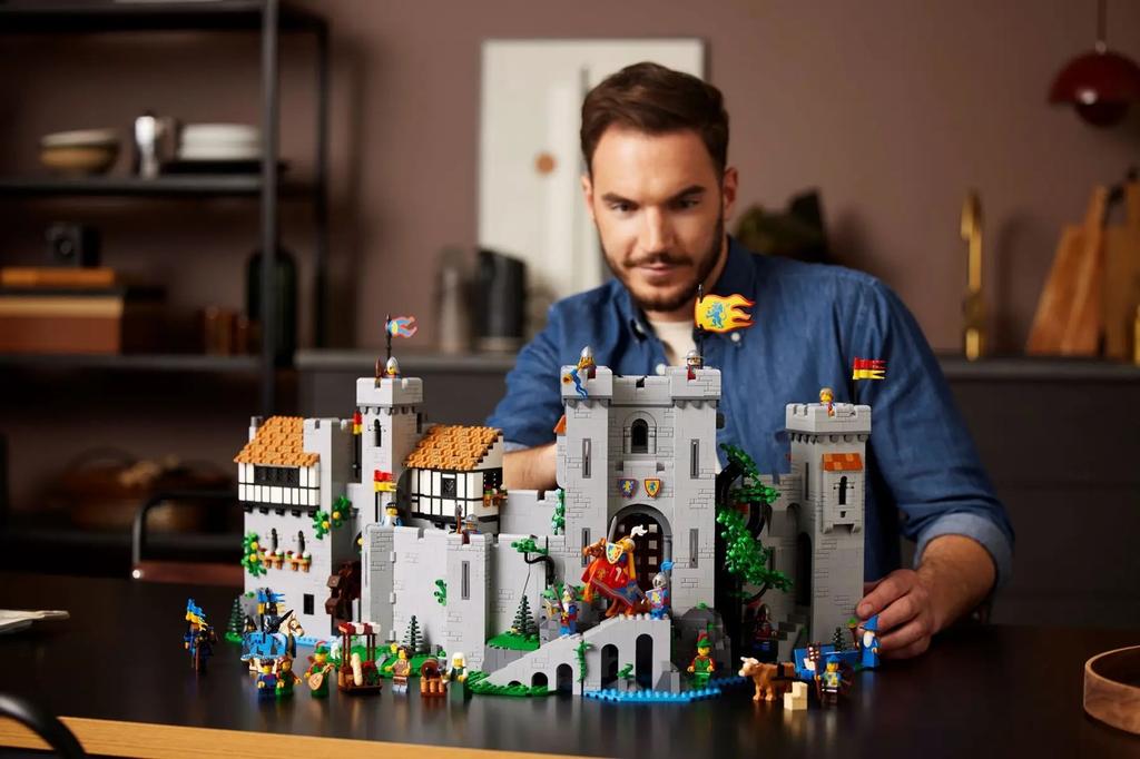 LEGO Icons 10305 - Castle of the Knights of the Lion Coat of Arms
