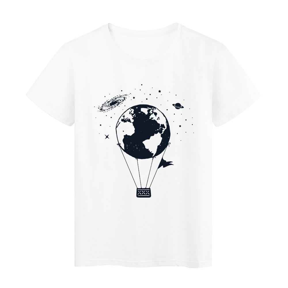 Schwarzer Mond und Wald Grafikbedruckte T-Shirts Damen Kosmische Glaubensserie Kurzarm Vintage Lässiger Stil
