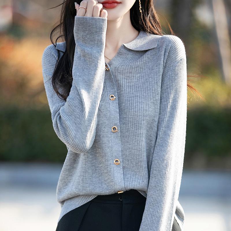 Lekki kardigan damski wykonany w 50% z wełny i w 50% z jedwabiu morwowego – uniwersalny sweter na 4 pory roku zapewniający całoroczny komfort i styl