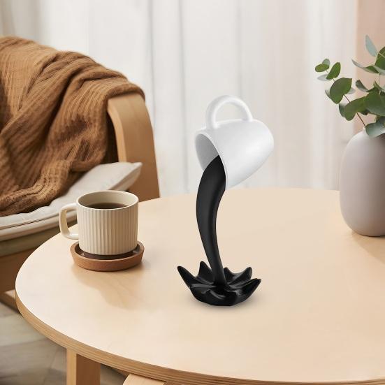 Plovoucí socha šálku kávy z pryskyřice, ozdoba s rozlitou kávou, stolní dekorace s naléváním a stříkající kávou do kuchyně