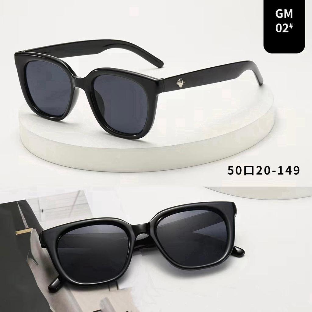 Gafas de sol elegantes de ojo de gato: Montura negra unisex, diseño adelgazante para rostros grandes, elegante protección solar.