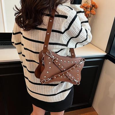 Dekorationsväska med korsnitar för kvinnor PU axelväska Monokromt stiftspänne Utsökta crossbody-väskor Mode