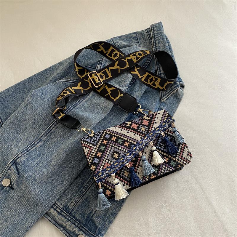 Small Square Bag 2025 New Niche One-shoulder Messenger Bag Fashionable Ethnic Style Holiday Style Fringed Simple Foreign Style Women's Bag