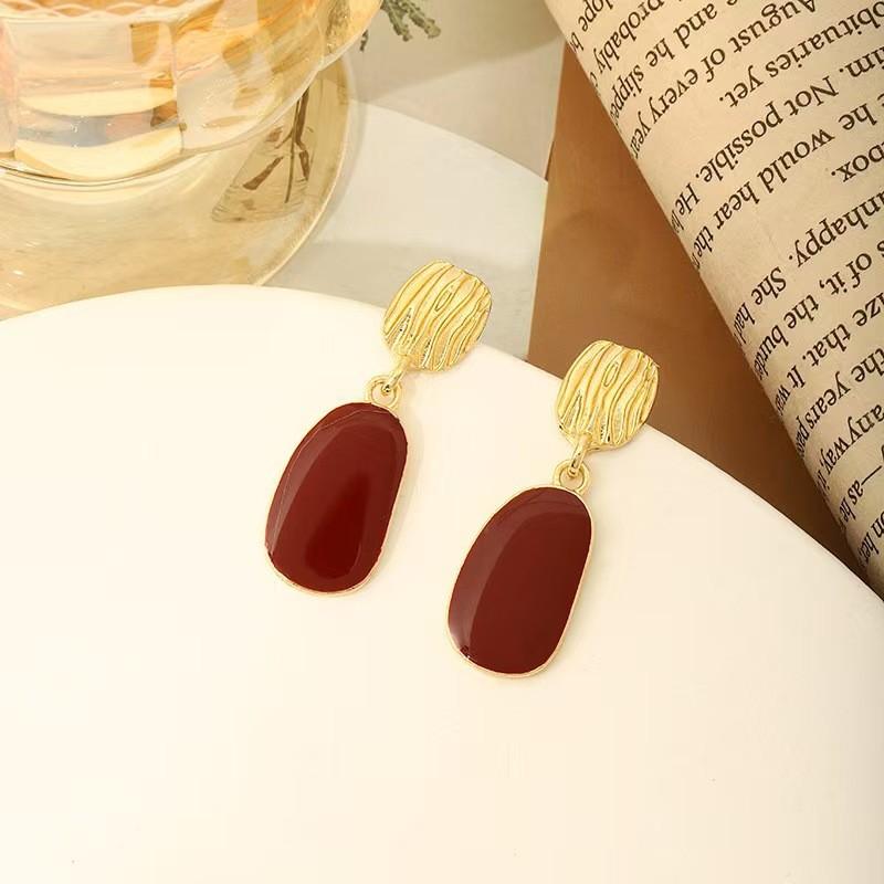 Geometrické slitinové náušnice pro ženy s retro červeným stylem a jarním trendem