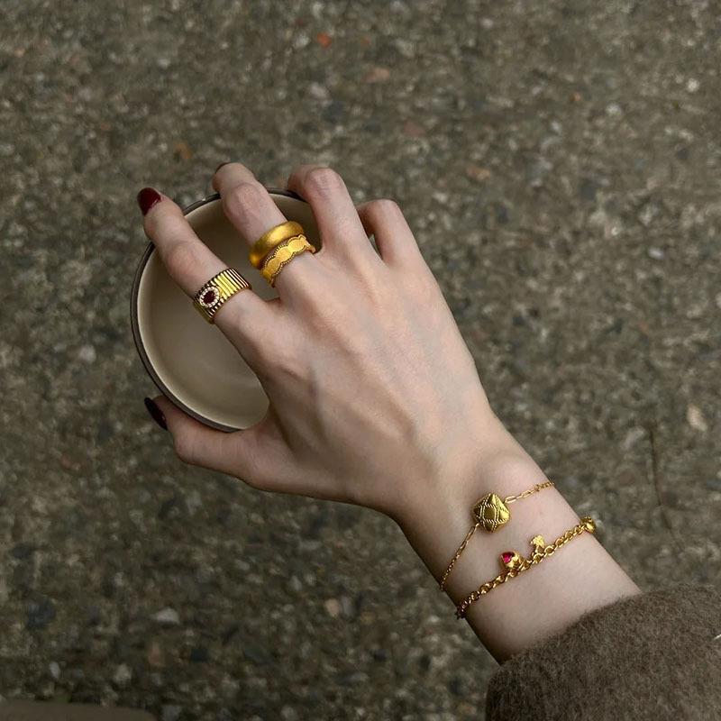 Vintage Ruby Texture Wide Edge Glossy Rings for Women Charms High Fashion Light Luxury Red Zircon Ring Banquet Gifts