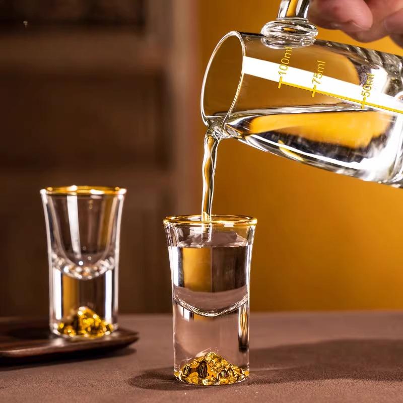 Glasbecher-Set Goldener Berg Kristall Wein-Trenner Chinesischer Baijiu Holz-Aufbewahrungsregal Blattgold Felsengarten Glas Rotwein