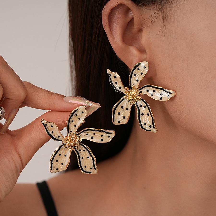 European and American dripping polka dots flower petals silver needles retro niche personality Internet celebrity earrings female