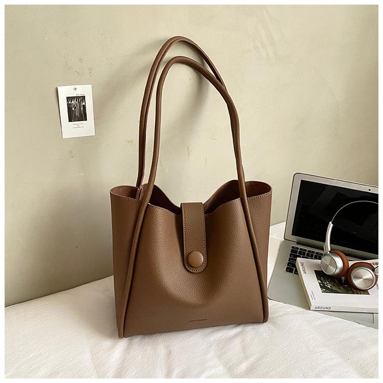 

Модная повседневная сумка-тоут женская 2025 осень и зима новая простая нишевая сумка на плечо для通勤 однотонная сумка-ведро коричневый