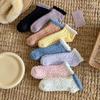 Chaussettes chaudes épaissies en velours de couleur bonbon douce, chaussettes de sol en velours corail, chaussettes de sommeil courtes à points antidérapants