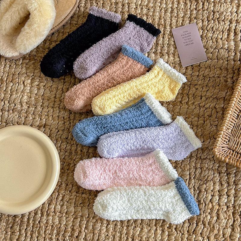 Chaussettes chaudes épaissies en velours de couleur bonbon douce, chaussettes de sol en velours corail, chaussettes de sommeil courtes à points antidérapants