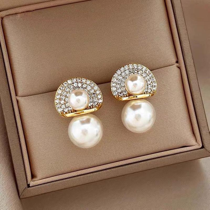 Celebrity Temperament Gold Pearl Earrings Women's Niche High-end Design Earrings Casual Versatile Earrings