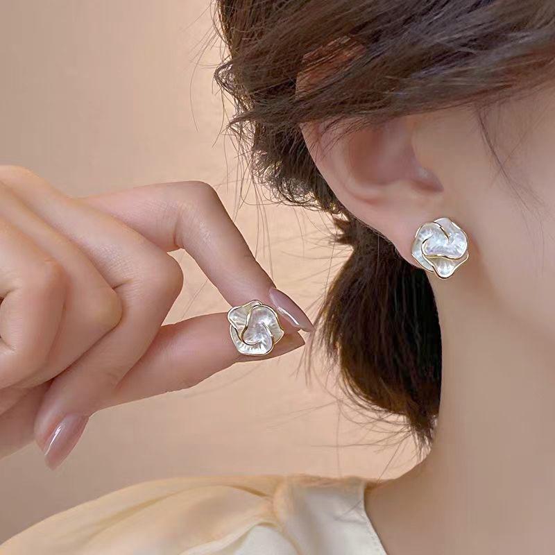 

Luxury-simplified Elegant and Exclusive Small-scale Camellia Flower Stud Earrings for Women, in A Cold and Minimalist Style. белый