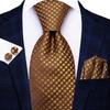 Hi-Tie Tmavě zlatá kostkovaná pánská hedvábná kravata s kravatou s manžetovými knoflíčky Hanky