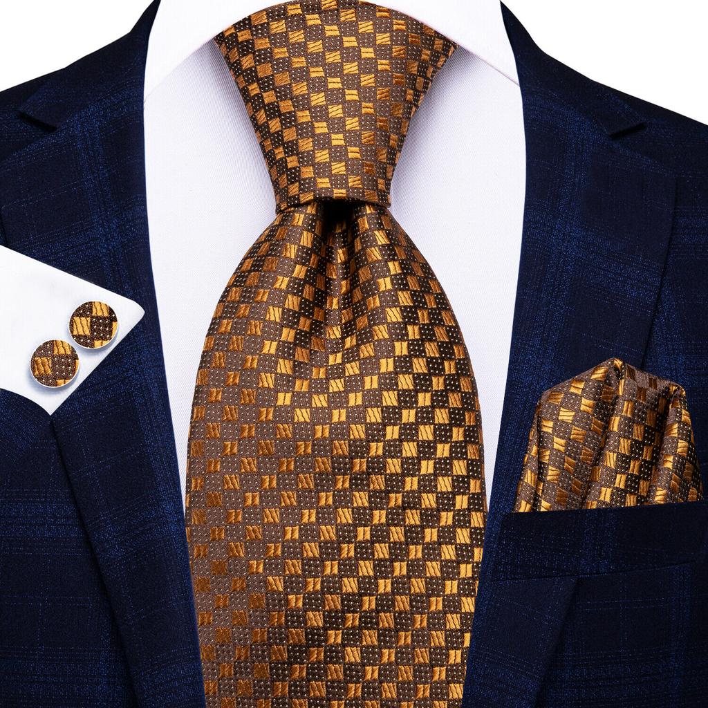 Hi-Tie Tmavě zlatá kostkovaná pánská hedvábná kravata s kravatou s manžetovými knoflíčky Hanky