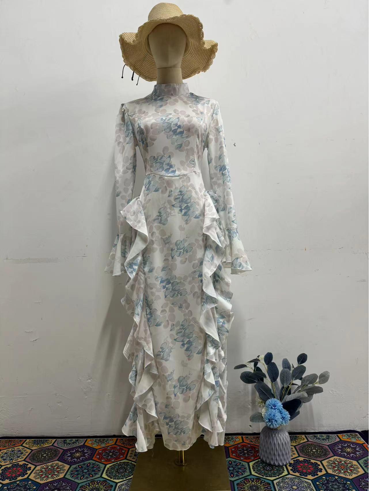 

Весна 2025 Нежный стиль Женское приталенное платье-макси из принтованного атласа с завязкой на талии и длинными рукавами Medium лист/синий