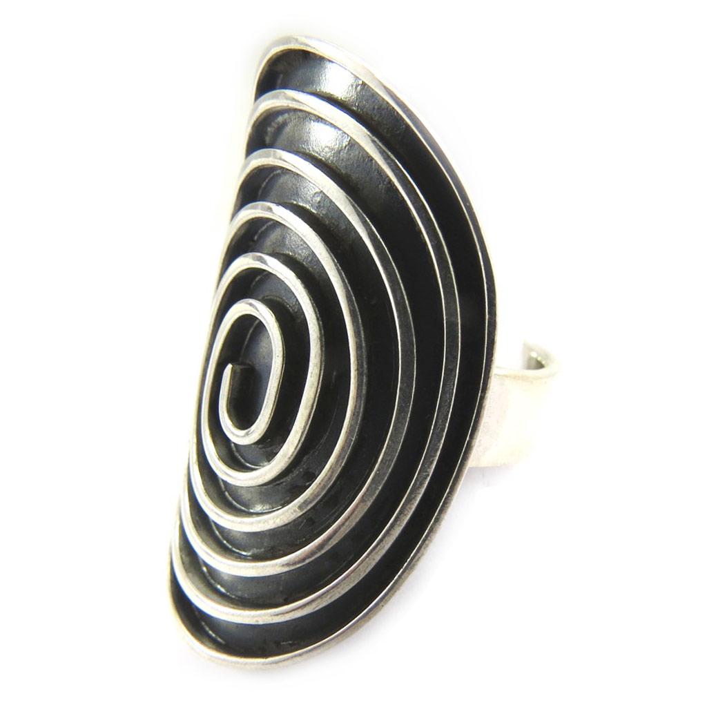 Postarzany srebrny pierścionek „Choreografia”.