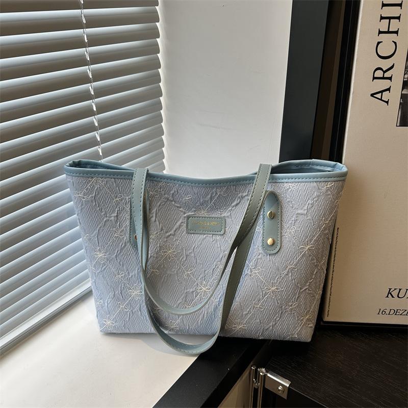 

Bag Women s 2025 New Fashion Versatile Large Capacity Tote Bag Premium Niche Design Shoulder Handbag