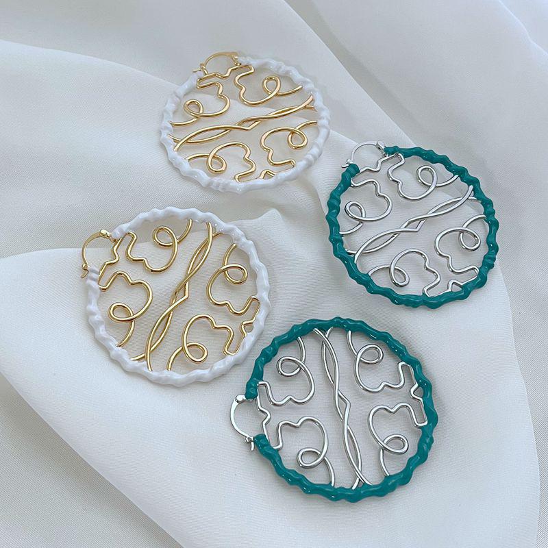 

Elegant Wave Pattern Metal Earrings with Enamel Detailing