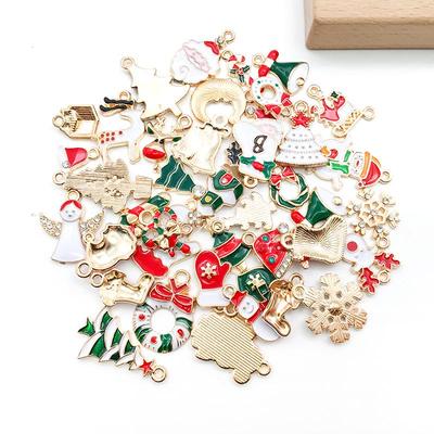 50-teiliges Weihnachtslegierungs-Emaille-Charm-Set: DIY-Anhänger und baumelnde Charms im gemischten Stil.