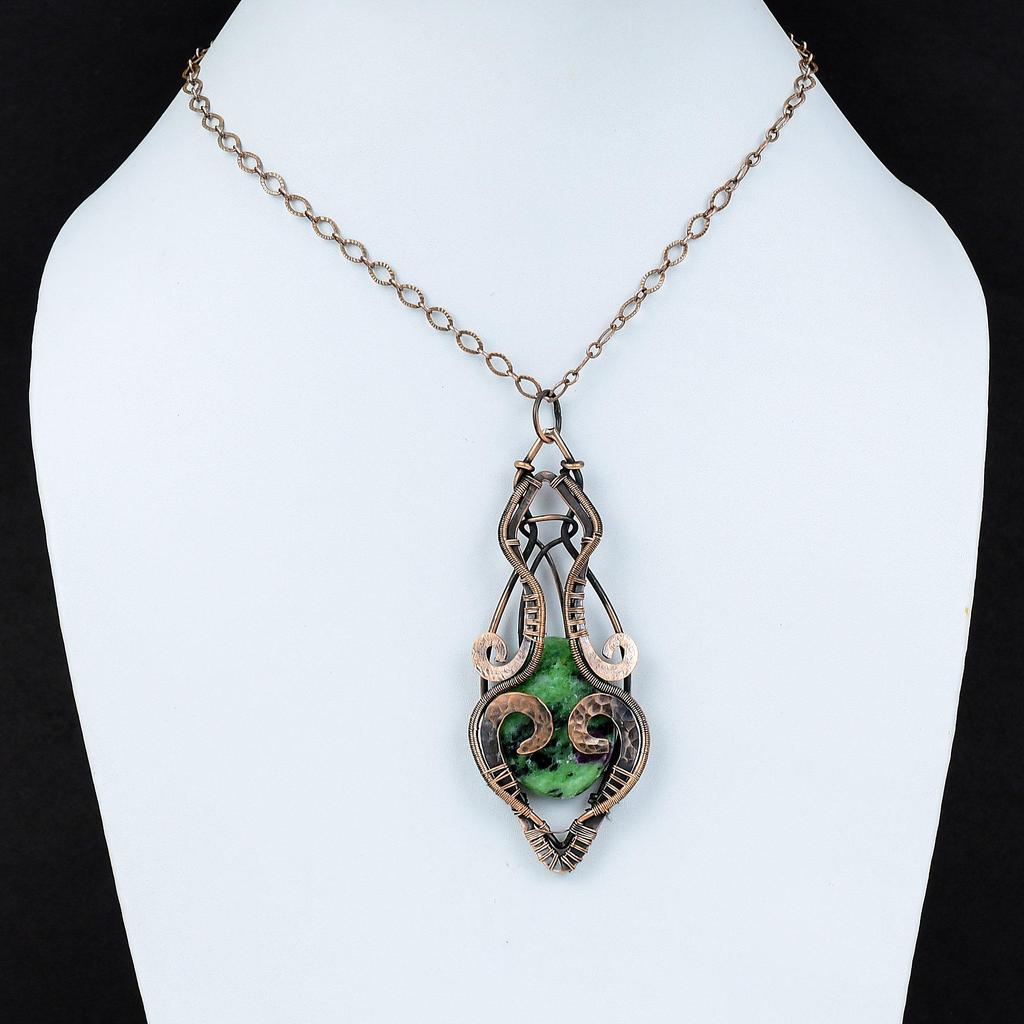 Pandantiv de rubin zoisite, pandantiv învelit cu sârmă de cupru, bijuterii de designer, lucrate manual, pandantiv cu pietre prețioase, cadou pentru ea, bijuterii de cupru, pandantiv din piatră de naștere