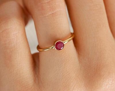 Massiver Rubinring aus 925er Sterlingsilber, minimalistischer Ring, handgefertigter Ring, Stapelring, Gelbgoldring, Geschenk für Sie