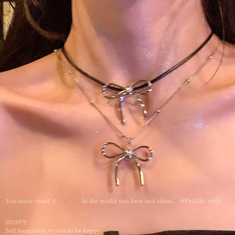 Travel~ Simple Bow Sweater Chain with Unique Personality, Niche Necklace, Women's Light Luxury High-end Collarbone Chain