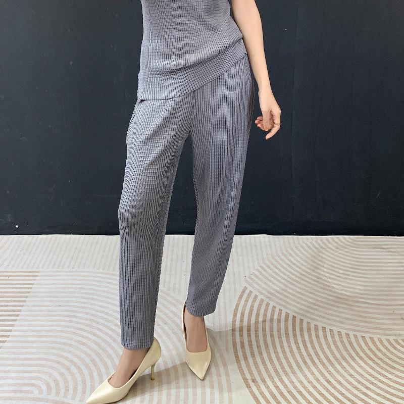 

2026 Spring/Summer Women s Slim-Fit Two-Piece Set: Wrinkled Sleeveless Vest + Casual Cropped Pants One Size