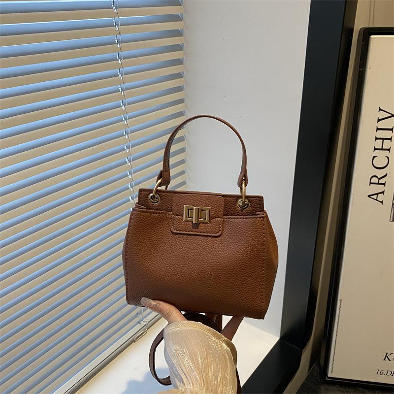 

Простой замок модный женский поворотный замок текстура личность темперамент однотонный повседневный плечевой кроссбоди портативный коричневый