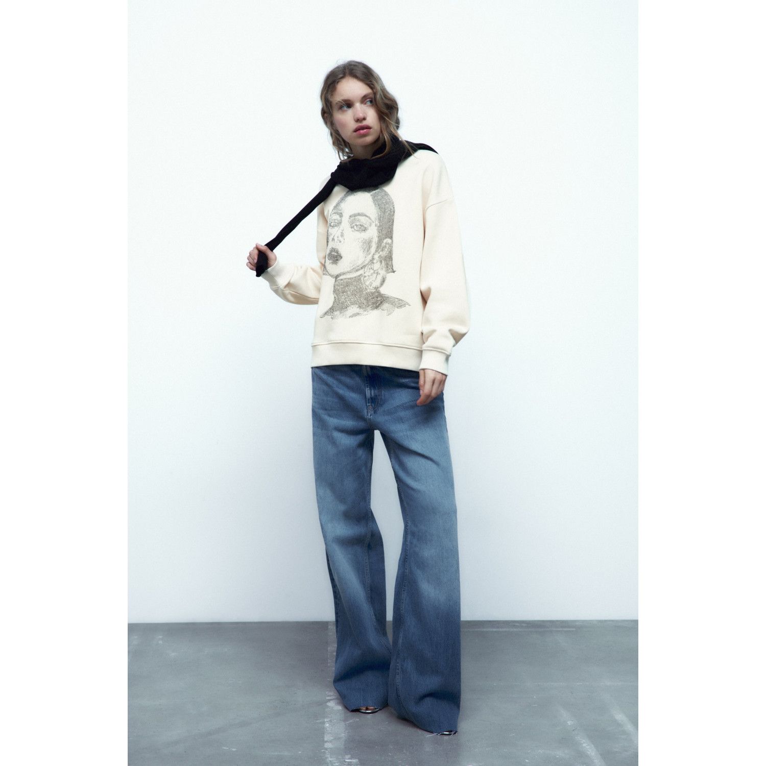 

EMBROIDERED GIRL SWEATSHIRT