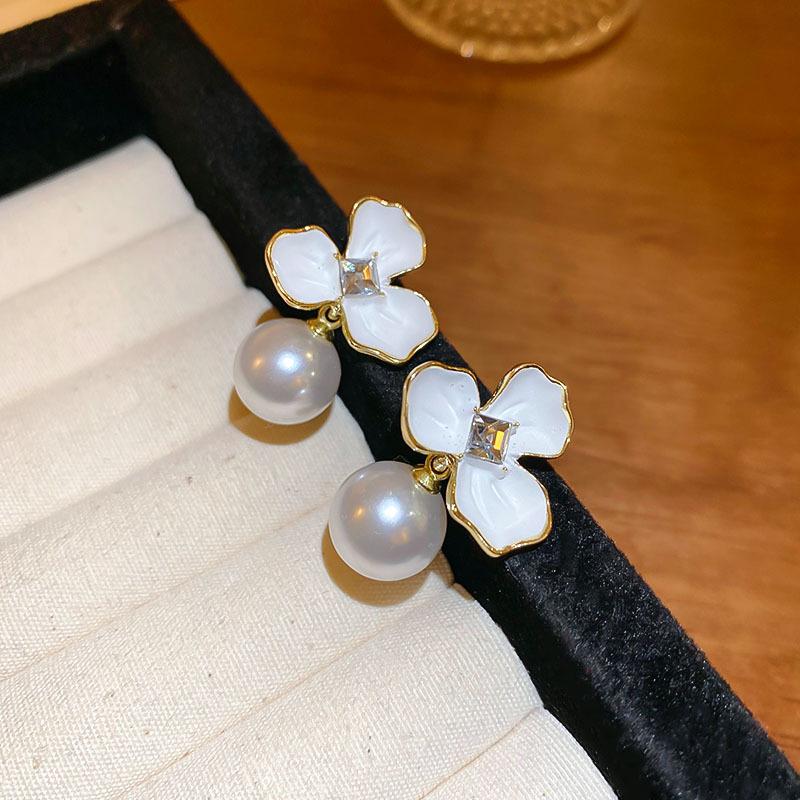 Silver Needle White Heart Tassel Earrings: Luxurious, Versatile, and Stylish Stud Earrings for Women.