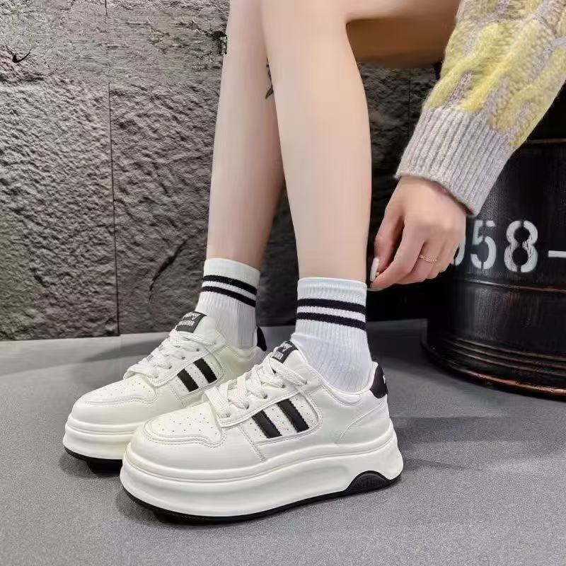 In the early spring of this year, the new muffin casual board shoes are non-slip shoes, and the purchase of thick soles increases