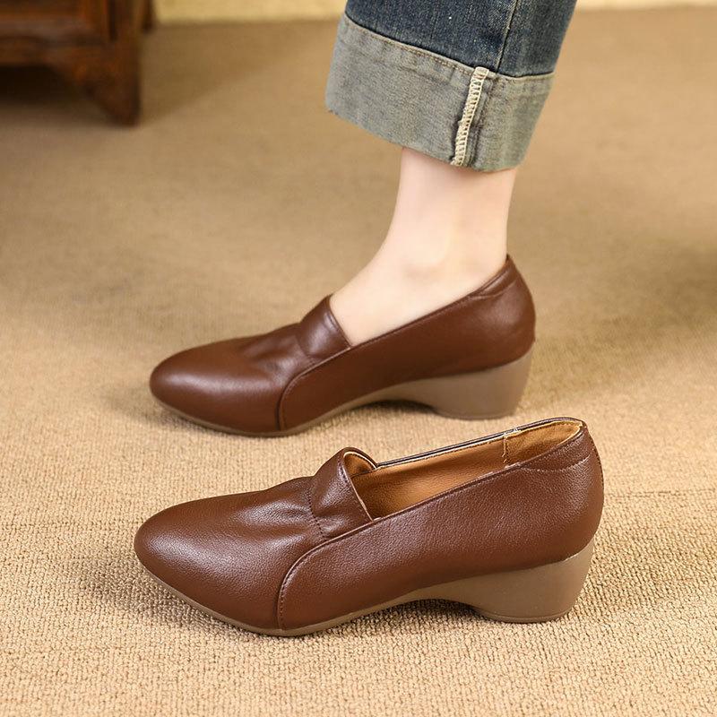 Single shoes women's 2025 spring and autumn new shallow mouth pointed leather shoes soft leather soft sole women's shoes thick heel medium heel 