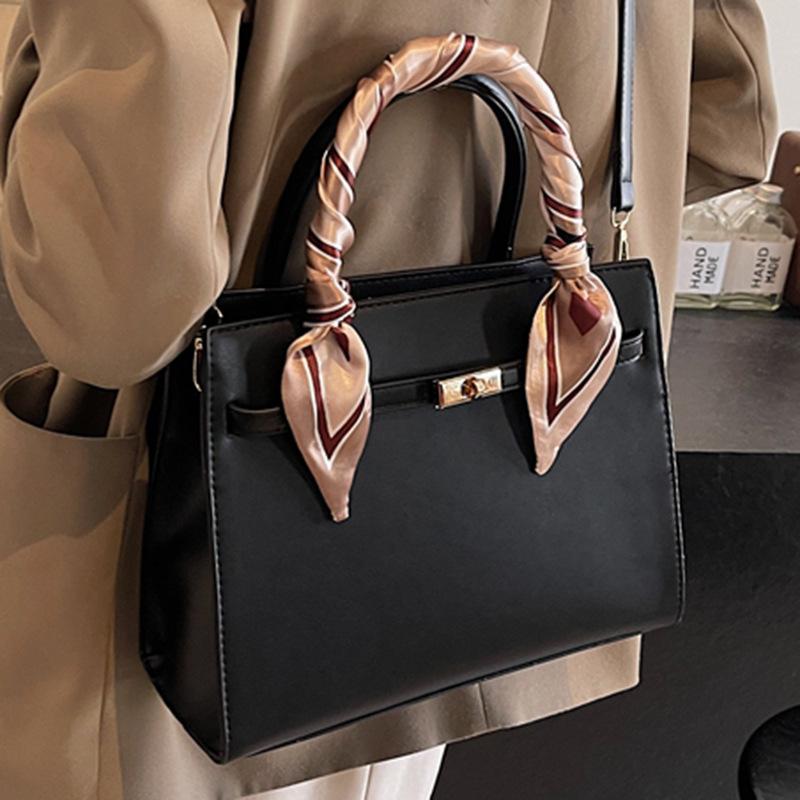 Autumn new fashionable red commuter handbag bag high value simple casual shoulder messenger bag bag women