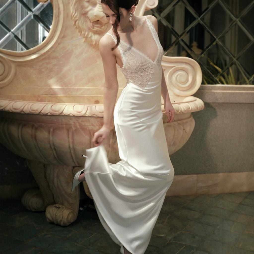 Vintage Satin Wedding Dress Deep V Lace Splicing Slim Pendant Satin Sleeveless Fishtail Light Wedding Dress