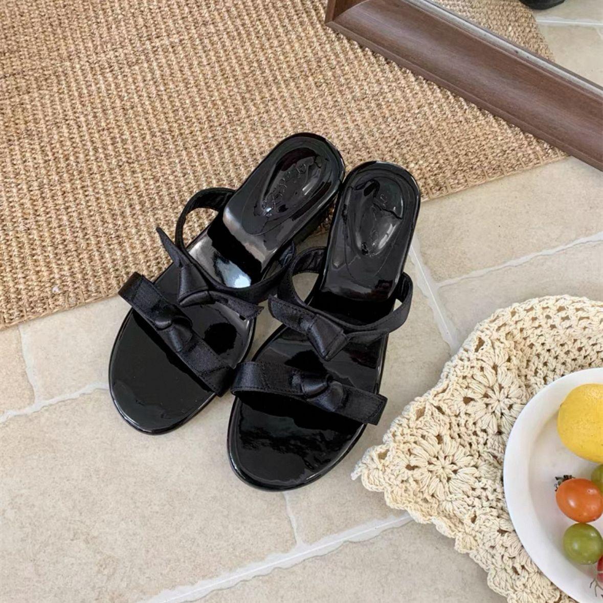 

Сказочный стиль бант крутые тапочки женские для улицы 2025 новая мода универсальные на танкетке с юбкой тапочки 40 чёрный