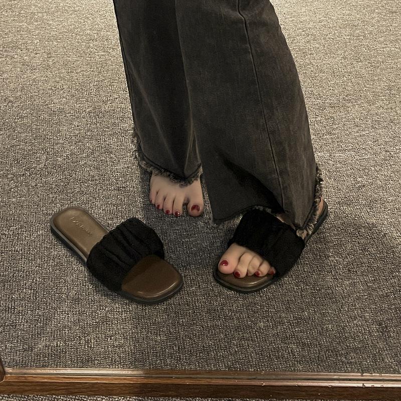 French High-end One-word Slippers 2025 Women's Spring Outer Wear Popular Sandals New Year's New Flat-bottomed Beach Sandals