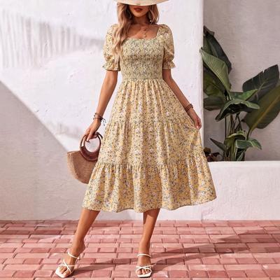 Robe midi florale à col carré style resort européen avec taille smockée et manches bouffantes
