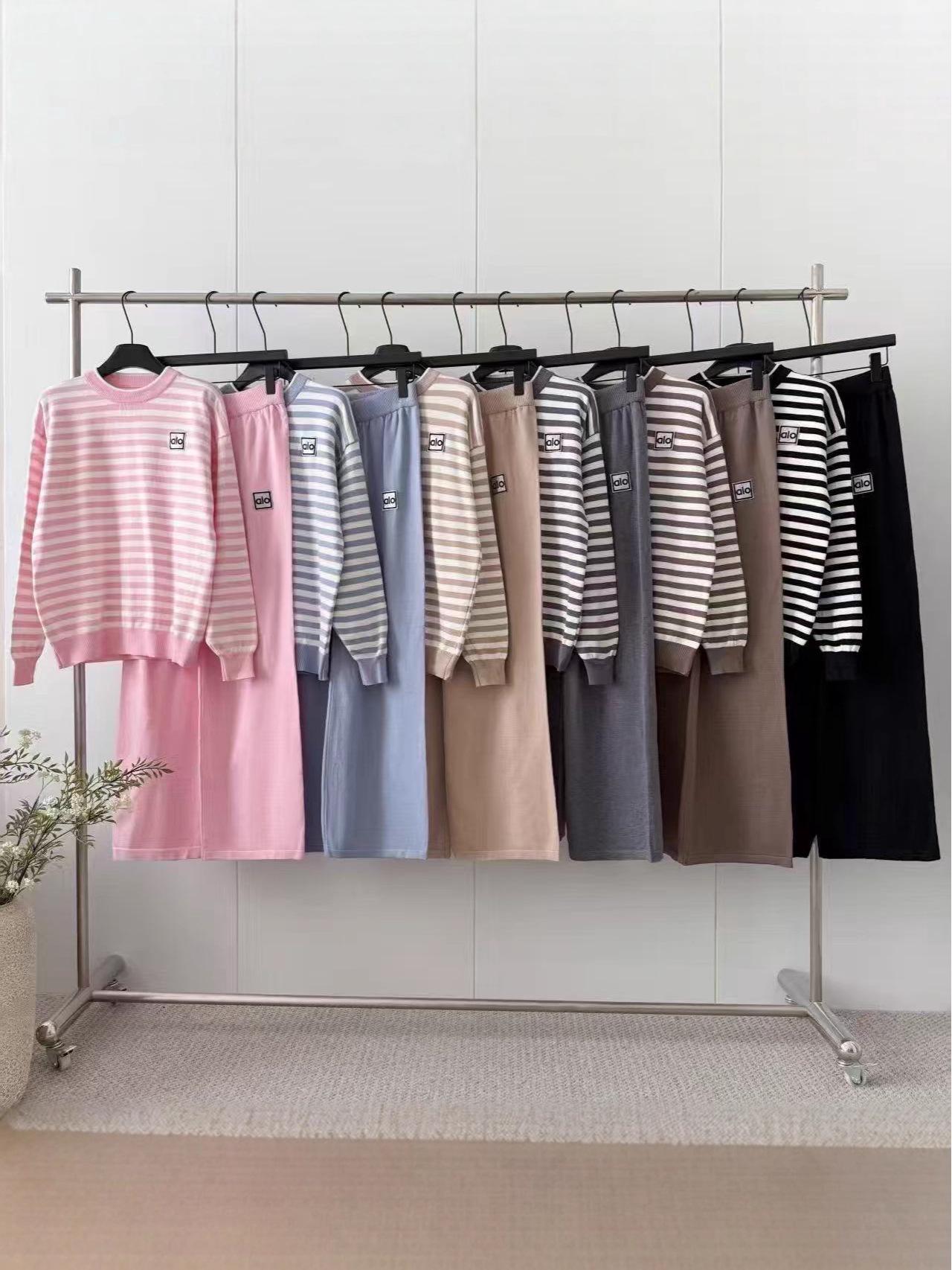 

2025 Trendy Autumn-Winter Gradient Striped Two-Piece Set: Round Neck Top & Leg-Slimming Wide-Leg Pants One Size рожевий