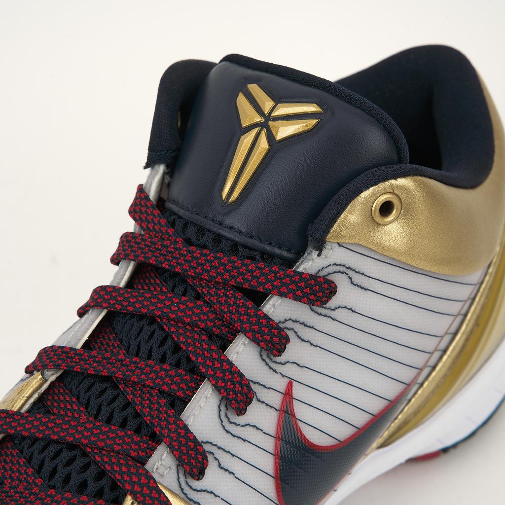 Nike Scarpe da Ginnastica Unisex Zoom Kobe 4 Protro Medaglia d'Oro 2024 Bianco Ossidiana Scuro Rosso Varsity FQ3544-100