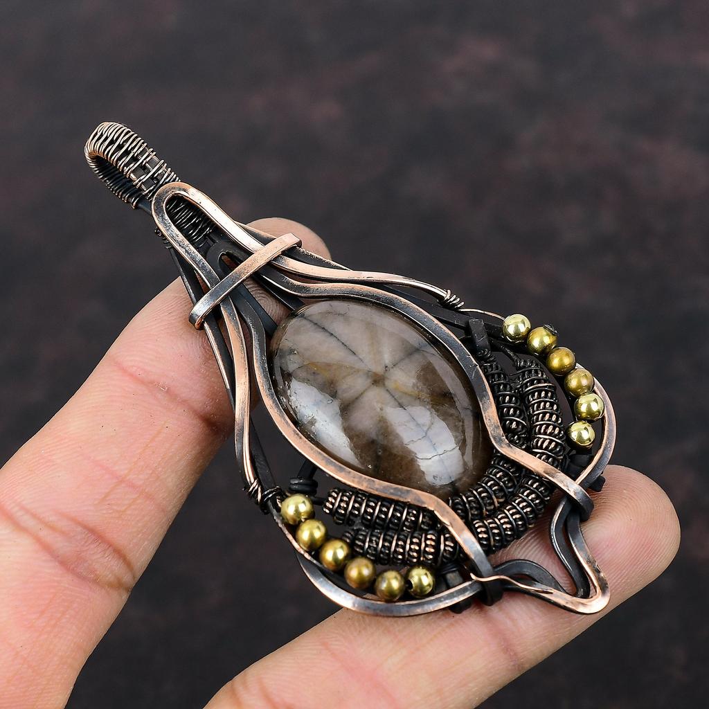 Zawieszka z Kamieniem Chiastolitowym Owinięta Miedzianym Drutem Ręcznie Robiona Biżuteria z Chiastolitu Prezent Dla Niej Biżuteria Owinięta Miedzianym Drutem Niesamowita Zawieszka