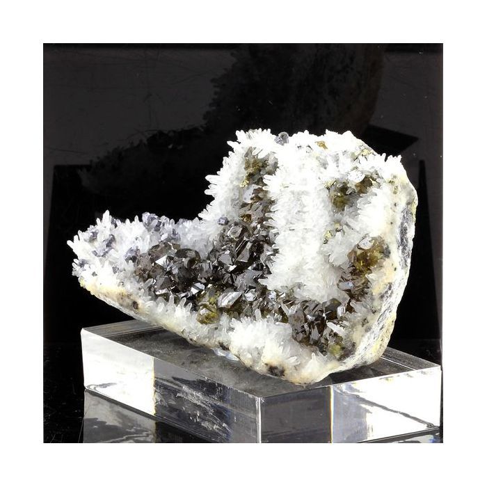 Pierres et Minéraux. Sphalerite + Quartz. 1515.0 ct. Krushev dol mine, Madan, Bulgarie.