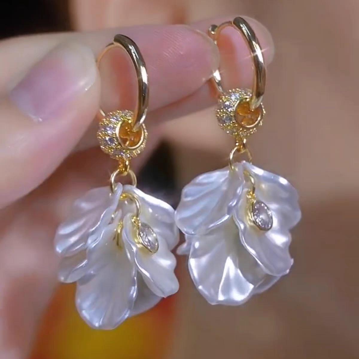 

New diamond-set white petal earrings for women, temperament shows face and thin earrings, earrings. белый