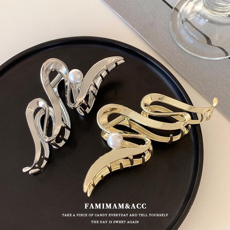 

Stylish Metal Shark Hair Claw for Women - Large Back-of-Head Hair Accessory