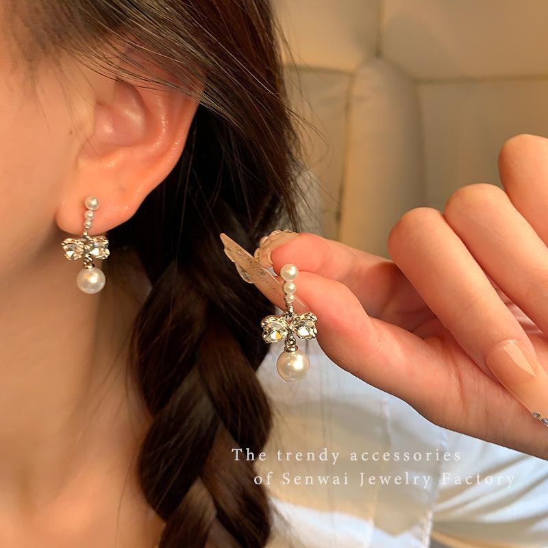 Orecchini a Bottone in Argento 925 con Zircone e Perla a Fiocco - Design Coreano Retro di Alta Gamma