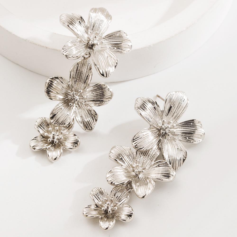 

Silver Flower Needle Earrings: Trendy, Multi-Layered Design with a Bold, Elegant Touch for Women серебряный