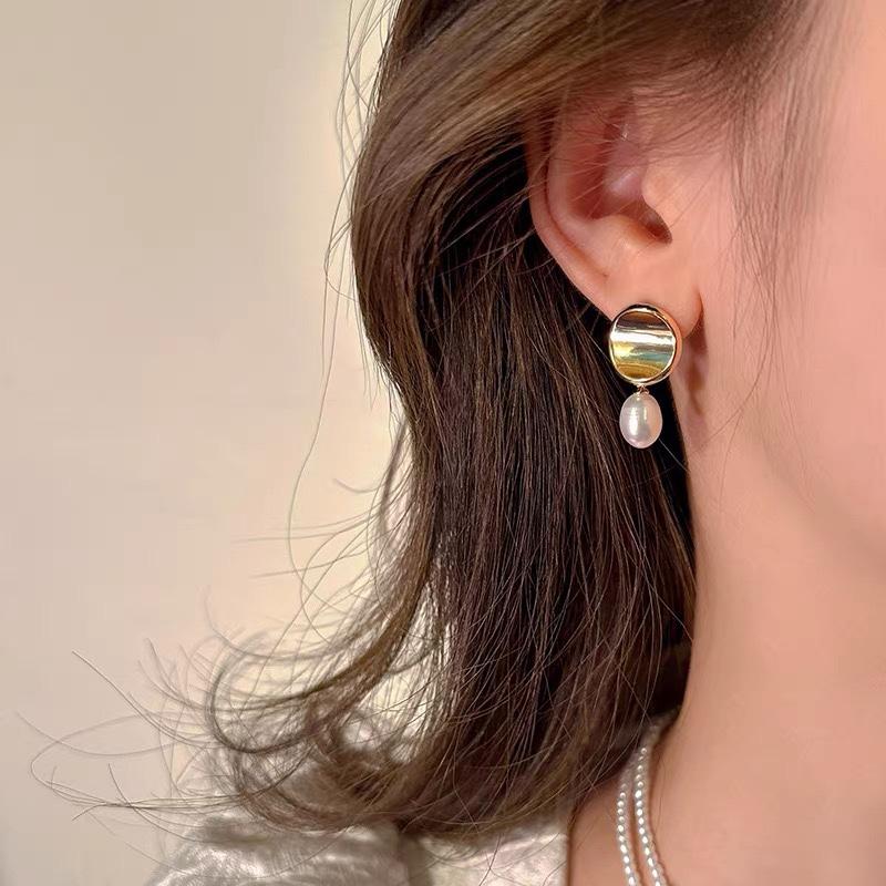 Stylish French Natural Freshwater Pearl Rice Beads Exquisite and Compact Daily Commuting Versatile Korean Version Silver Needle Stud Earrings