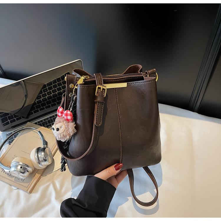

Large capacity bucket bag women s 2025 autumn new fashion foreign style broadband messenger bag shoulder bag handbag темно-коричневого кольору