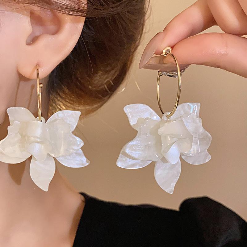 2025 New Trendy White Resin Flower Hoop Earrings For Women Fashion Metal C Shape Statement Earings Zircon Accessories