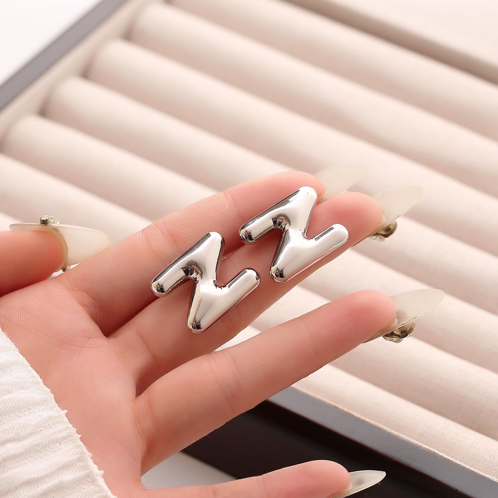 

Серьги-гвоздики с 26 буквами, аксессуары, легкая роскошь, высокий класс, нишевые новогодние аксессуары высокого класса