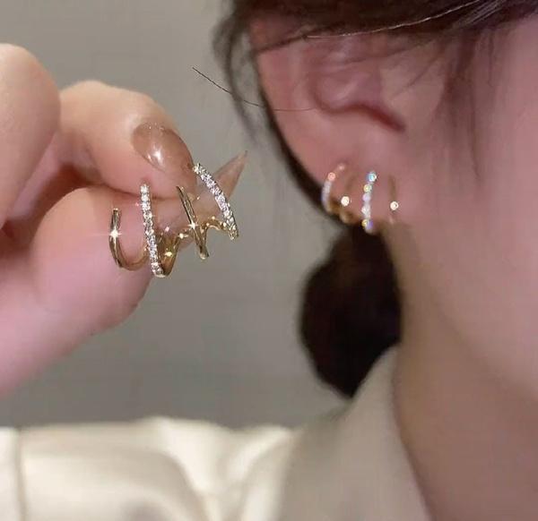 Four Prong Geometric Diamond Stud Earrings Temperament Earrings Trendy Light Luxury Fashion Female Retro Earrings Gift for Women Girls Wedding Gifts